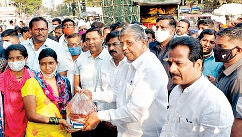 एसटी कर्मचारी : आम्हाला आत्महत्या करण्यास परवानगी द्या