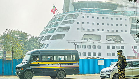 कॉर्डेलिया क्रूझ वर कोरोनास्फोट