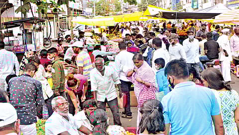 सोशल डिस्टन्सचा फज्जा : हे वागणं बरं नव्हं..!