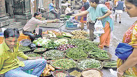 वांगी, गवारपेक्षा सफरचंद स्वस्त