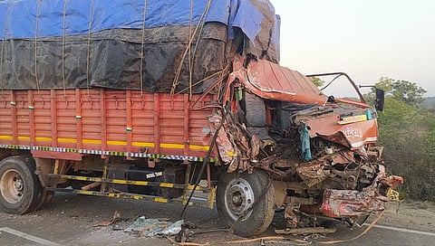 नागपूर-मुंबई महामार्गावर दोन आयशर ट्रकच्या झालेल्या भीषण अपघातात ४ ठार