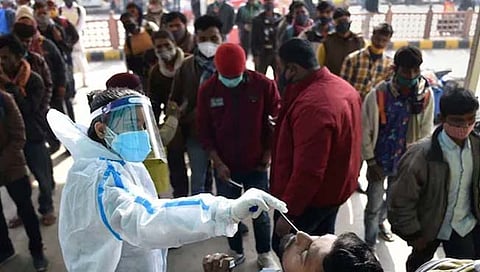 देशातील कोरोनाची तिसरी लाट ओसरली, दैनंदिन रुग्णसंख्या १० हजारांच्या खाली