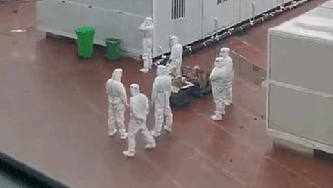 चीनमधील शांक्सी प्रांतात
काेराेनाची बाधा झालेल्यांना विलगीकरणाच्या नावाखाली लाेखंडी बाॅक्समध्ये डांबण्यात येत आल्याचे धक्कादायक व्हिडीओसमोर आला आहे.