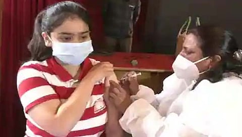 Covid vaccination : पहिल्याच दिवशी सुमारे ४ लाखांहून अधिक मुलांनी घेतला पहिला डोस