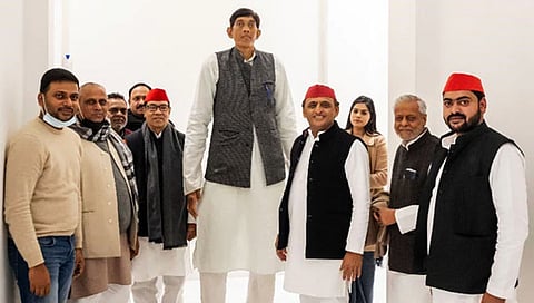 Dharmendra Pratap : देशातील सर्वांत उंच व्यक्तीचा ‘सपा’मध्ये प्रवेश