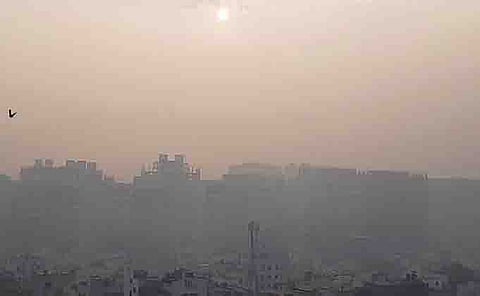 पुण्यात दिवसभर वातावरणात अशी धुळीची चादर पसरली होती. इमारतींसह आकाशही झाकोळले होते.