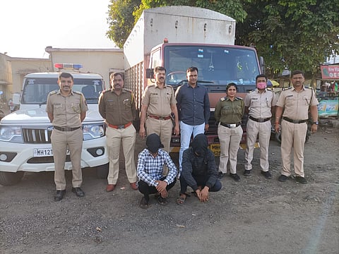 मुद्देमालासह अटक केलेले आरोपी व राजगड पोलिस पथक. (छाया : किरण दिघे)