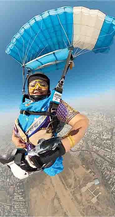 प्रजासत्ताक दिनाच्या निमित्ताने नऊवारी साडी नेसून पॅराजम्प करणारी शीतल महाजन.