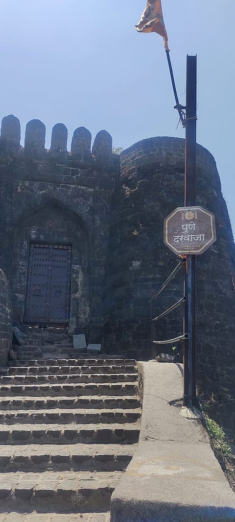 देश-विदेशातील पर्यटकांचे आकर्षण असलेला सिंहगड किल्ला अद्यापही पर्यटनासाठी बंद आहे. सिंहगडाचा पुणे दरवाजा कुलुपबंद अवस्थेत. (छाया : दत्तात्रय नलावडे)
