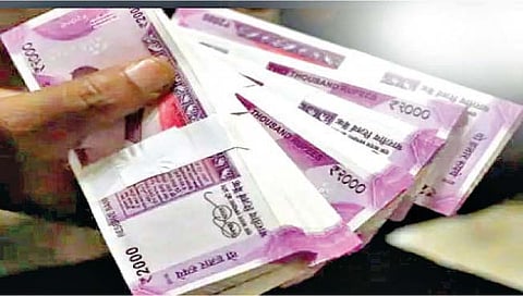 धुळे : स्टेट बँक ग्राहक सेवा केंद्रात महिलेची फसवणूक ; तिघांवर गुन्हा दाखल