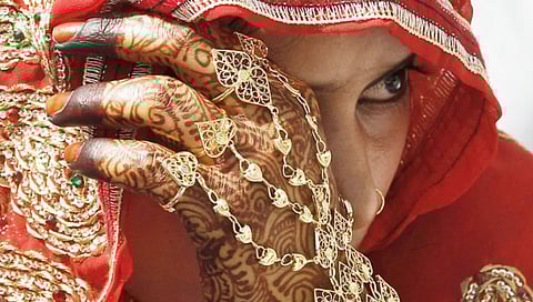 Love Story : १५ वर्षीय विद्यार्थ्याशी शिक्षिकेने केले लग्न