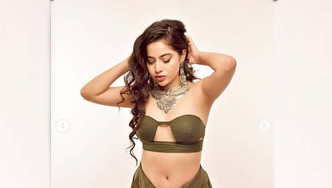 हॉट उर्फी जावेदचा डान्स करताना टॉप घसरतो आणि…