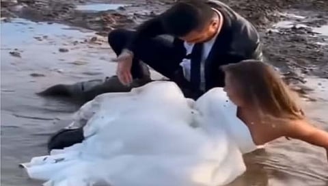 Viral video : प्री-वेडिंग फोटोशूट, पोज देताना कपलचा तोल गेला अन् त्यानंतर जे घडलं ते पाहून…