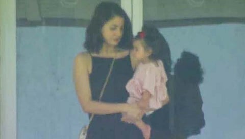 Virat’s Daughter Vamika : विराट-अनुष्काची ‘वामिका’ प्रथमच आली कॅमेर्यासमोर..!( व्हिडीओ व्हायरल )