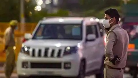 Weekend curfew in Delhi : दिल्लीत ५५ तासांचा ‘कर्फ्यू’ , रेल्वे, विमान प्रवास करणाऱ्यांना संचारबंदीतून सूट