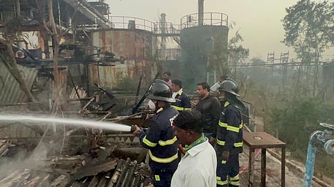 ऐशवंत सहकारी साखर कारखान्याच्या डिस्टीलरीला लागलेली आग अग्नीशमन जवानांनी तातडीन आटोक्यात आणली.