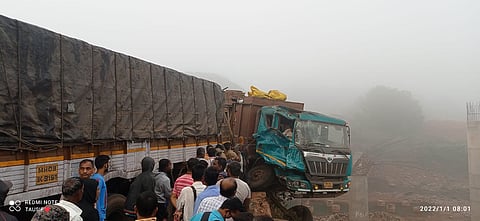 रत्नागिरी : बावनदी येथे भीषण अपघात; कंटेनरची तीन वाहनांना धडक; वाहतूक ठप्प