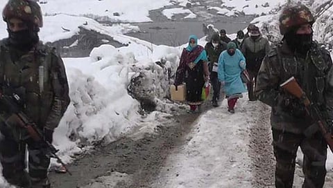 व्हिडिओ : बारामुलातील मोठ्या बर्फवृष्टीत कोरोना लसीकरण, हेल्थ आर्मीला सॅल्यूट!