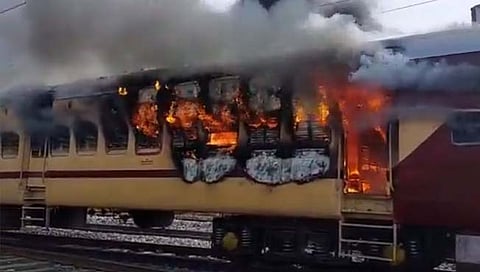 बेरोजगारीचे रौद्ररुप ! बिहारमध्ये रेल्वे परीक्षेवरून विद्यार्थ्यांचा उद्रेक; रेल्वे बोगी पेटवल्या