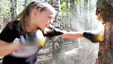 Boxing : बारा वर्षांच्या मुलीने बॉक्सिंग पंच मारून पाडले झाड