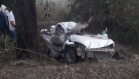 बीड : भरधाव मोटारीची बाभळीच्या झाडाला धडक; २ जण जागीच ठार, एक जखमी