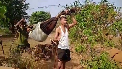 पेढामबे धनगरवाडी ( चिपळूण) : आजारी वृद्धाला काठीच्या झोळीच्या सहाय्याने रुग्णालायात घेऊन जाताना