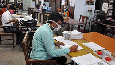 corona guideline : सरकारी कार्यालयांत 50% कर्मचारी हजर राहणार