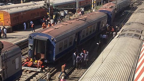 पुणे : पुणे- दौंड डेमू रेल्वे रुळावरुन घसरली