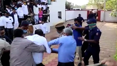 पोलीस मुख्यालयावर झेंडावंदनस्थळी धनंजय मुंडेंसमोर आत्मदहन प्रयत्न करताना