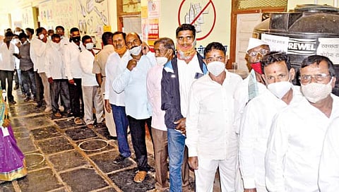 कोल्हापूर : शहर आणि करवीर तालुक्यातील मतदान केंद्र असलेल्या प्रतिभानगर येथील वि. स. खांडेकर प्रशालेत झालेली गर्दी. (छाया : पप्पू अत्तार)