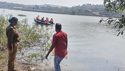 पौड : भुगाव येथे असलेल्या श्री छत्रपती शिवाजी जलाशयामध्ये बुडालेल्या दत्तात्रय मिसाळ याचा मृतदेहाचा शोध घेताना आपत्ती व्यवस्थापन समितीचे सदस्य व पोलीस.