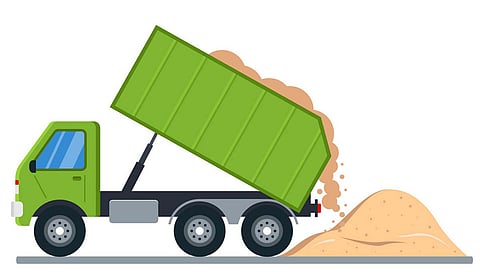 जालना : वाळूमाफियाने वाळूने भरलेला टिप्परच अधिकाऱ्यांच्या गाडीवर केला पलटी