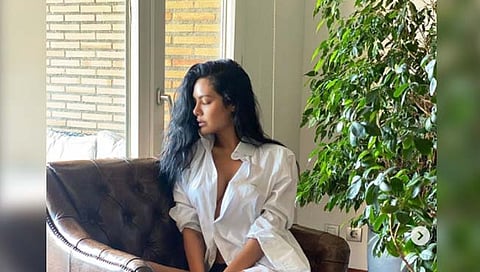 esha gupta होम आयसोलेशनमध्ये; बोल्ड फोटोवर खिळल्या नजरा