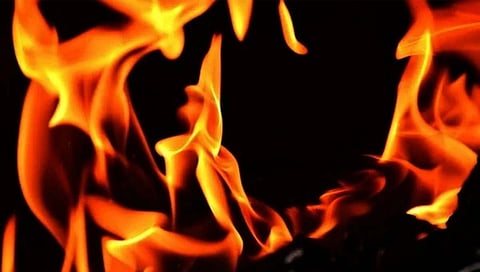 धुळे : केशरानंद जिनिंगला भीषण आग, ५० लाखांची यंत्रसामुग्री, सरकी जळून खाक