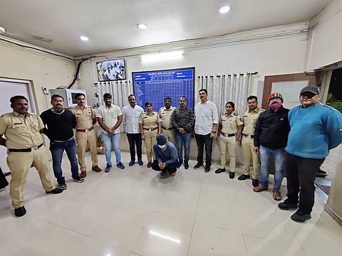 तोतया कस्टम ऑफीसर ईराणीसह पोलिसांची टीम