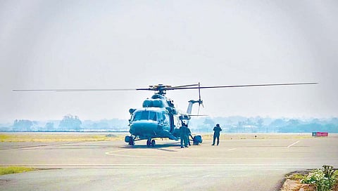 कोल्हापूर ः बेळगावहून मुंबईला निघालेल्या भारतीय वायुसेनेच्या हेलिकॉप्टरमध्ये तांत्रिक बिघाड झाल्यामुळे या हेलिकॉप्टरचे कोल्हापूर विमानतळावर इमर्जन्सी लँडिंग करण्यात आले.