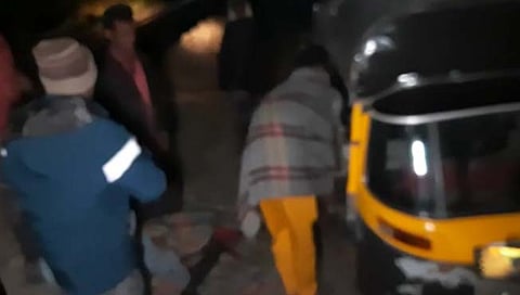 रेल्वे खाली मजुराचे पाय कापले गेले