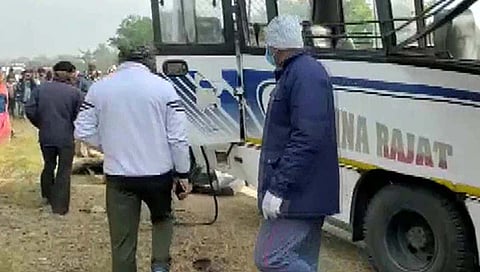 Jharkhand Accident : सिलिंडर नेणाऱ्या ट्रकची बसला धडक, झारखंडमधील भीषण अपघातात १७ जण ठार