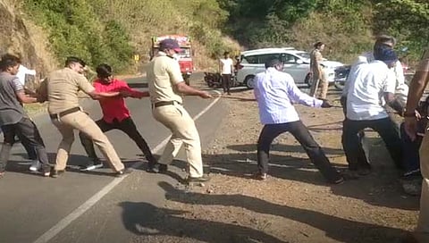 आंबा घाटातील दरीतून कार चालकाचा मृतदेह वर काढला