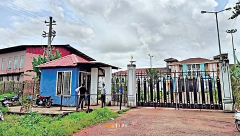 गोव्यातील कोलवाळ कारागृहात कैद्यांजवळ ७४ मोबाईल, ड्रग्ज सापडले