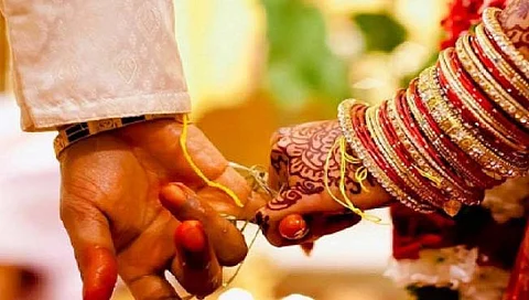 कोरोना : कोरोनाच्या नव्या नियमांमुळे वधू-वर मंडळी पेचात