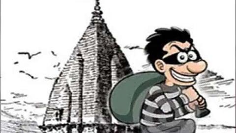 मध्यरात्री पुजाऱ्याच्या खोलीला बाहेरुन कडी लावून चोरट्यांनी फोडली मंदिराची दानपेटी ; हजारोंची रोकड लंपास