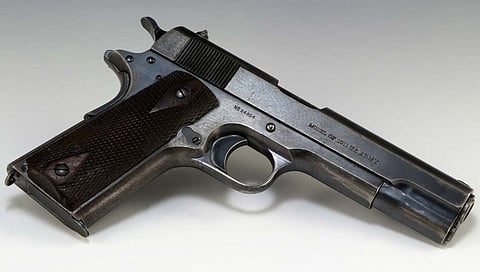 धुळे : चोरीची तक्रार मागे घेण्यासाठी दाखवला पिस्तुलचा धाक