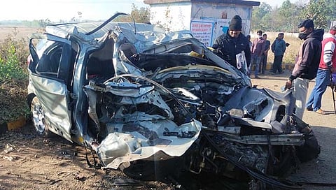 जुन्या मुंबई-पुणे महामार्गावर शिलाटणे फाट्याजवळ भीषण अपघात ५ जागीच ठार