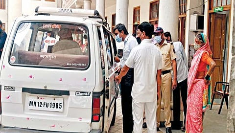 कोल्हापूर : जिल्हाधिकारी राहूल रेखावार यांनी दालनाबाहेर येऊन वृध्द नागरिकांची तक्रार ऐकून घेतली.