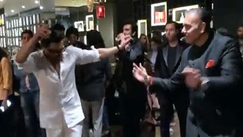 व्हायरल व्हिडिओ : हम बने तुम बने एक दूजे के लिए..! गाण्यावर रवी शास्त्रींचा रणवीर सिंह सोबत भन्नाट डान्स