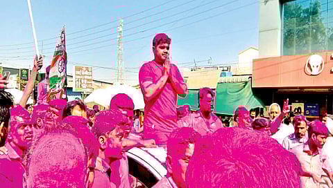 कवठेमहांकाळ ः नगरपंचायत निवडणुकीत एकहाती सत्ता मिळाल्यानंतर कार्यकर्त्यांसमवेत माजी उपमुख्यमंत्री आर. आर. पाटील यांचे पुत्र व राष्ट्रवादीचे युवा नेते रोहित पाटील गुलालात रंगून गेले.