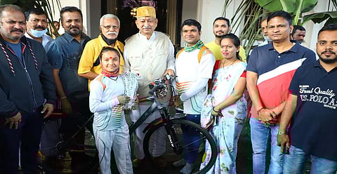 सायकलपटू सई पाटील हिचा सत्कार करताना श्रीमंत शाहू छत्रपती महाराज. शेजारी मदन पाटील, डॉ. संदीप पाटील, प्रशांत साळुंखे, मोहन खोत, अरुण सावंत आदी.