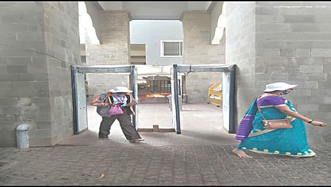 सप्तश्रृंगी गडावर भाविकांच्या सुरक्षिततेशी खेळ ; प्रवेशद्वाराजवळील मेटल डिटेक्टर बनले शोभेच्या वस्तू