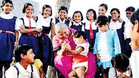 ममताबल सदनातील चिमुकल्यांसमवेत आनंदाचे क्षण घालवताना सिंधुताई